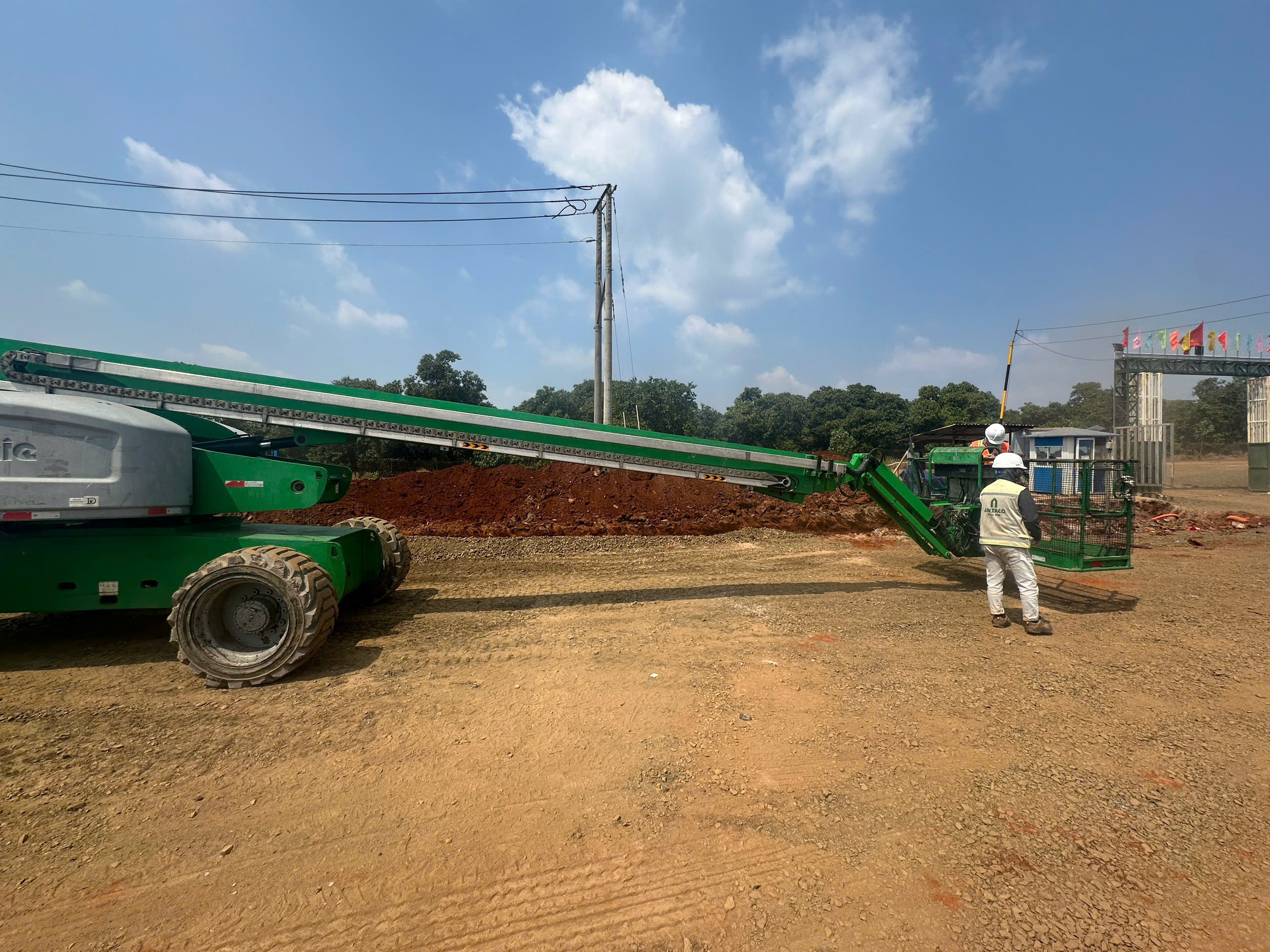 Xe nâng người Genie S85 tại KCN Minh Hưng Bình Phước